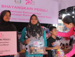 Kunjungi Posko Pengungsian Banjir Bandang, Ketum Bhayangkari beri Bantuan dan Trauma Healing