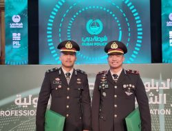 Kapolri Beri Dua Anggotanya Pin Emas Atas Prestasi Saat Pendidikan di UEA