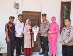 Kapolres Pasaman Barat Serahkan Kunci Penerima Bantuan Bedah Rumah di Nagari Sarik