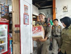 Razia Sejumlah Warung, Satpol PP Amankan Puluhan Botol Minol di Padang