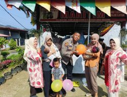 Aipda Dian Wihendro beri Hadiah bagi Anak-anak yang Sudah Imunisasi