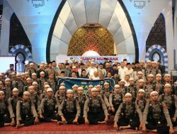 Kapolda bersama Gubernur Sumbar Laksanakan Gerakan Shalat Subuh Berjemaah di Mesjid Raya Sumbar