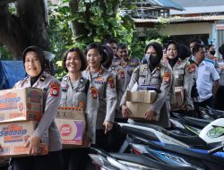 Polwan Bantu Warga Terdampak Banjir di Kebon Jeruk, Bagikan Sembako dan Layanan Kesehatan
