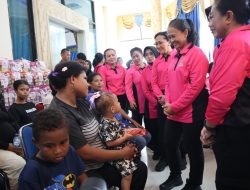 Kunjungi Raja Ampat, Ketum Bhayangkari Ny. Juliati Sigit Prabowo Salurkan Sembako hingga Gelar Khitanan Massal