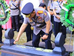 Peringati Hari Bhayangkara ke-79, Kapolri Ziarah ke Makam Jenderal Hoegeng: Teladani Integritas dan Pengabdian