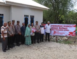 Sambut Hari Bhayangkara Ke-79 Tahun 2025, Kapolres Pasaman Barat Serahkan Kunci Kepada Penerima Bantuan Bedah Rumah