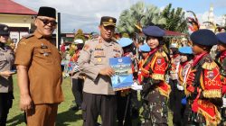 Bupati Bersama Kapolres Pasaman Barat Menyerahkan Penghargaan Kepada Pocil Polres Pasaman Barat