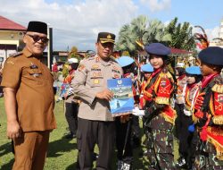 Bupati Bersama Kapolres Pasaman Barat Menyerahkan Penghargaan Kepada Pocil Polres Pasaman Barat